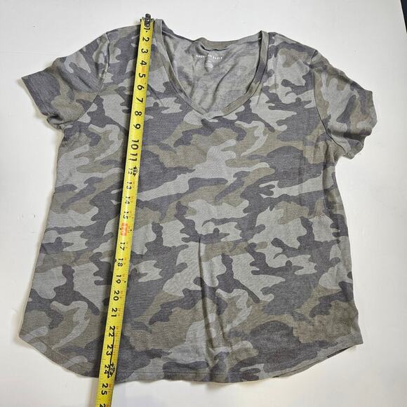 American Eagle Top Women’s Green Camouflage Short Sleeve Size Large V Neck - Picture 3 of 5